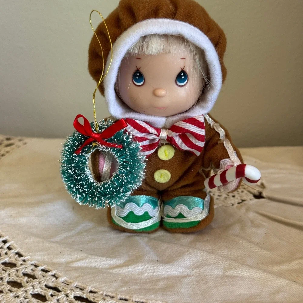 Precious Moments Gingerbread Boy Plush Ornament Candy Cane Wreath Holiday Decor